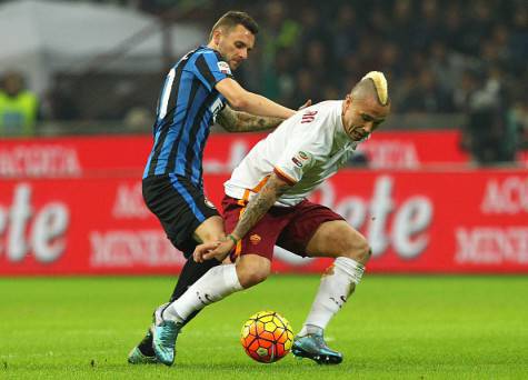  Radja Nainggolan in azione contro l'Inter