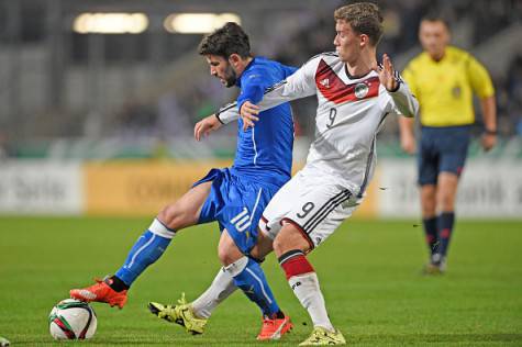 Stefano Sensi in azione con la maglia dell'Italia under 20