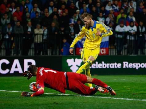 Samir Handanovic in azione nel match tra Slovenia e Ucraina