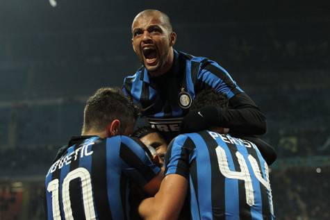 Felipe Melo festeggia con i suoi compagni dell'Inter