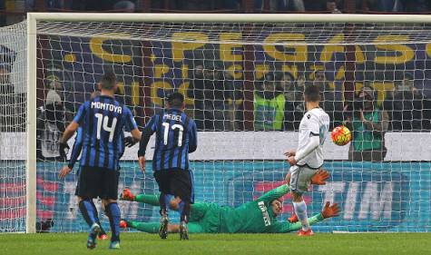 Inter-Lazio 1-2, Candreva batte Handanovic su rigore Getty Images)