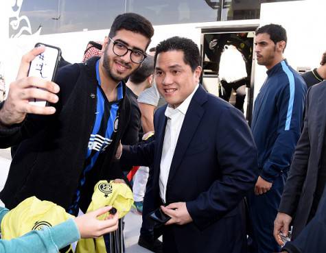 Erick Thohir fa 'selfie' coi tifosi a Doha ©Getty Images