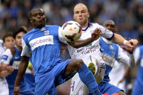 Derrick Tshimanga in azione con la maglia del Genk ©Getty Images