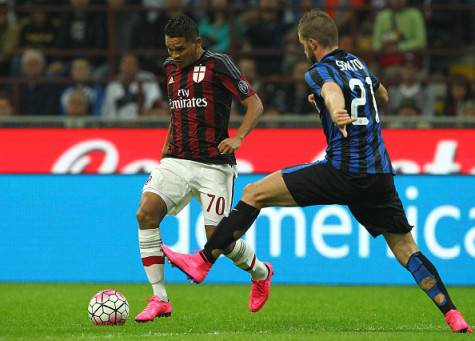 Bacca contro Santon nel derby ©Getty Images