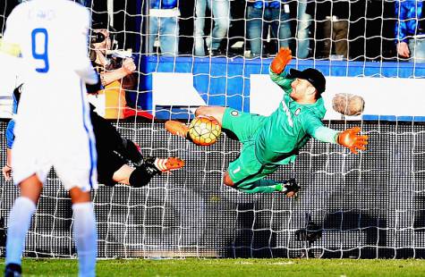 Atalanta-Inter 1-1, l'intervento di Handanovic su Cigarini ©Getty Images