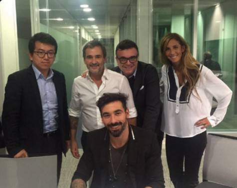 Lavezzi mentre firma contratto con l'Hebei Fortune 