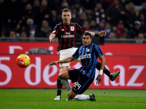 Kucka contro Murillo nel derby ©Getty Images