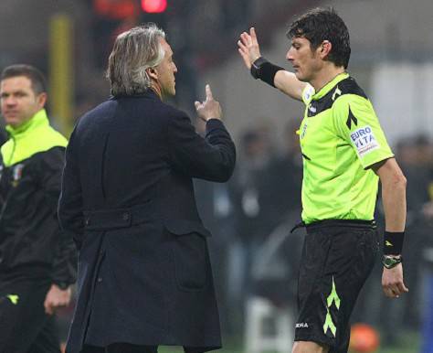 Damato espelle Mancini nel derby ©Getty Images