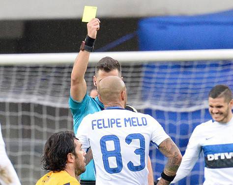 Verona-Inter, Giacomelli ammonisce Felipe Melo ©Getty Images