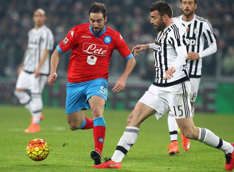 Andrea Barzagli contro Higuain in Juventus-Napoli ©Getty Images