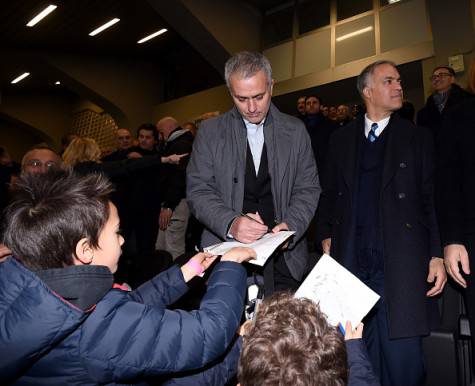 Mourinho a 'San Siro' firma autografi prima di Inter-Sampdoria ©Getty Images