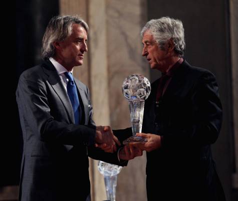 Gianni Rivera celebra Mancini, entrato nell'Hall of Fame della Figc ©Getty Images