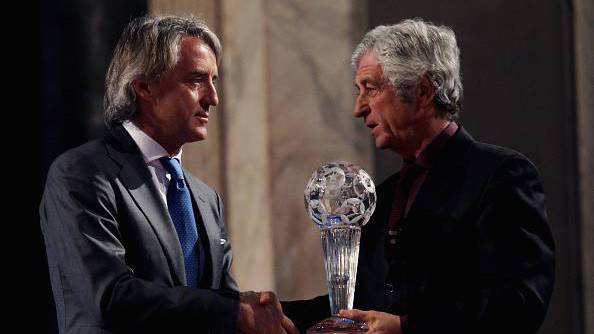 Gianni Rivera celebra Mancini, entrato nell'Hall of Fame della Figc ©Getty Images