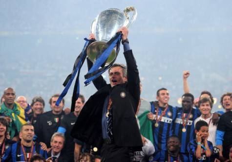 Madrid, 22 maggio 2010: Mourinho alza al cielo la Champions vinta con l'Inter ©Getty Images