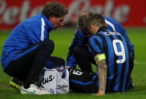Icardi soccorso dallo staff medico durante Inter-Bologna ©Getty Images