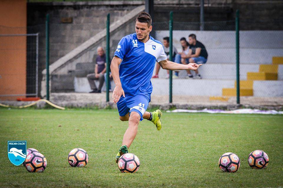 Manaj con la maglia del Pescara ©PescaraCalcio