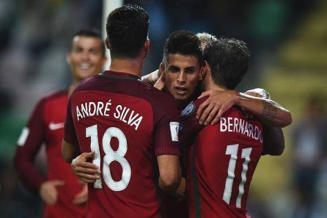 Cancelo abbracciato dai compagni (Getty Images)