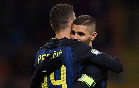 Perisic abbraccia Icardi (Inter.it)