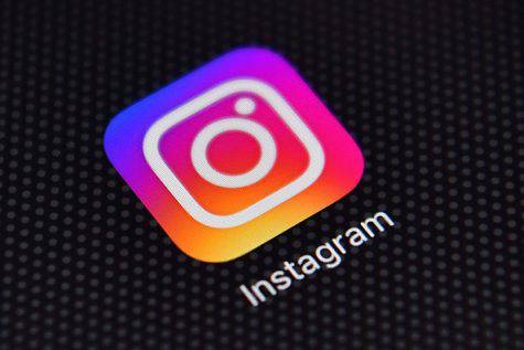 Instagram, ban alle foto delle donne durante il parto