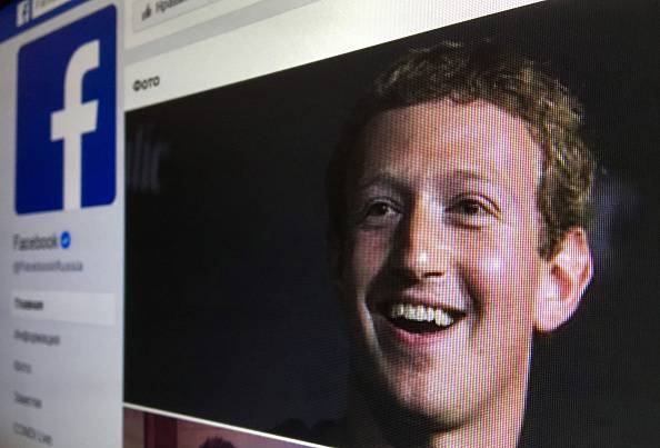 Facebook, Zuckerberg tra nuove ammissioni e attacco alla Apple