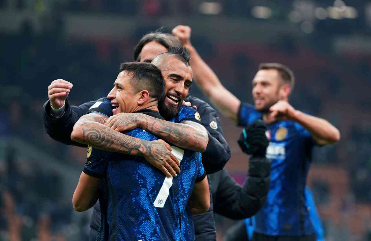 Inter-Juventus, Sanchez festeggiato dai compagni