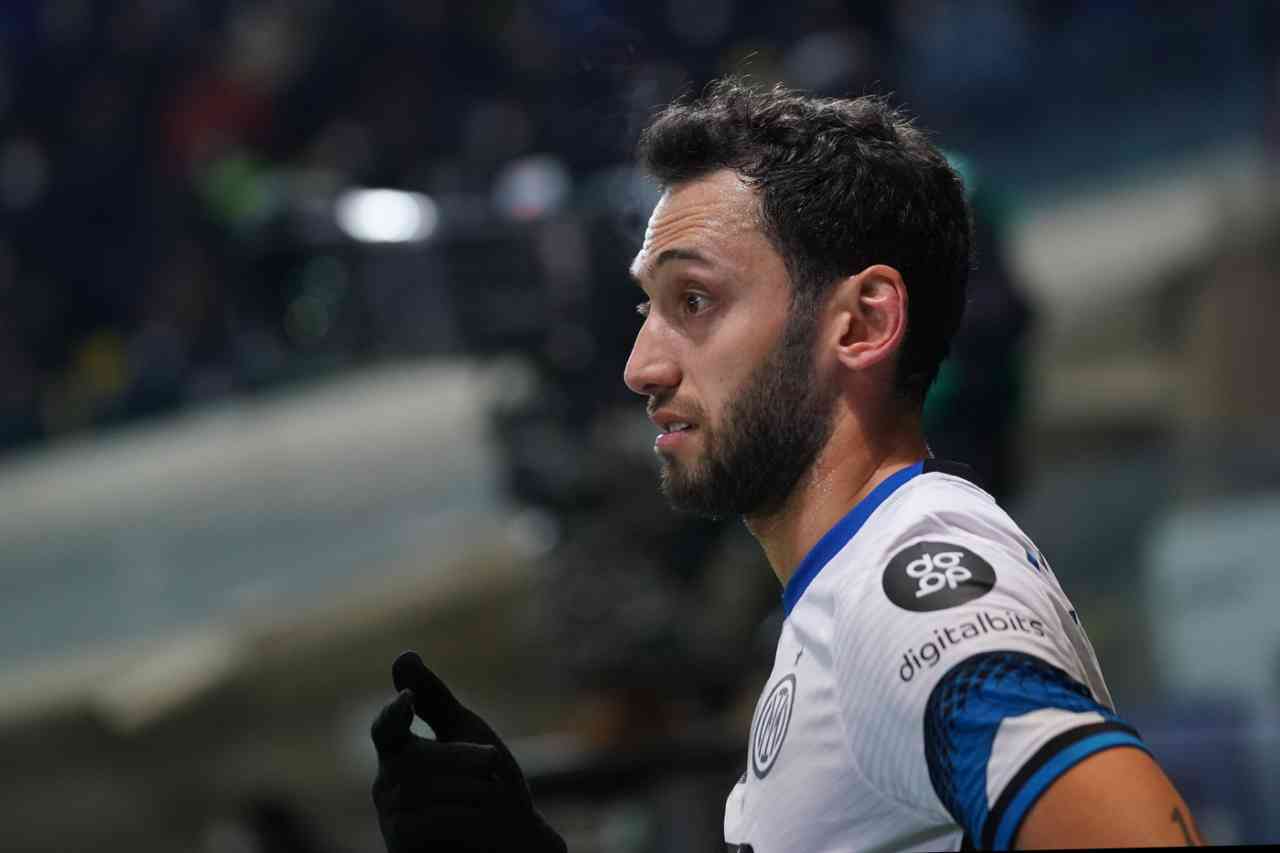 Calciomercato Inter, 18 milioni di euro per Calhanoglu: tutti i dettagli