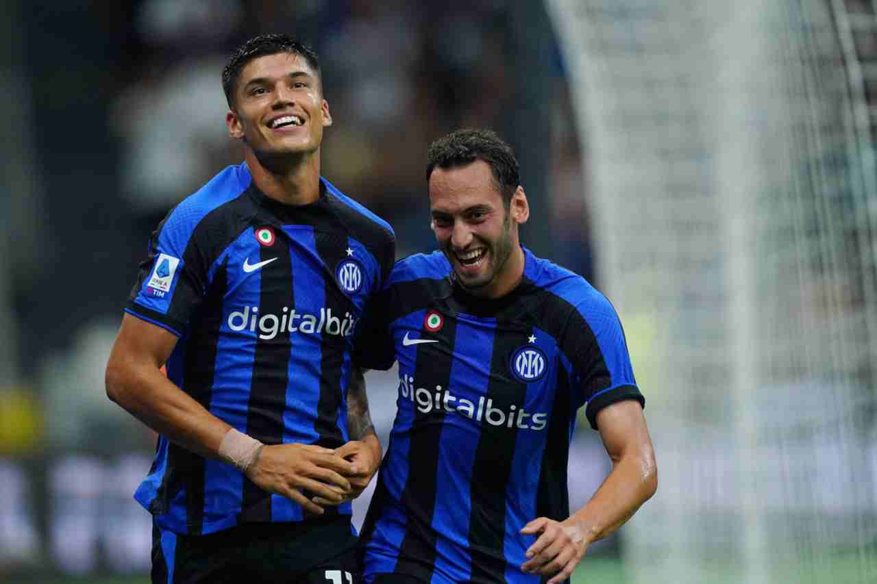 Da Correa a Calhanoglu: le formazioni ufficiali di Inter-Barcellona