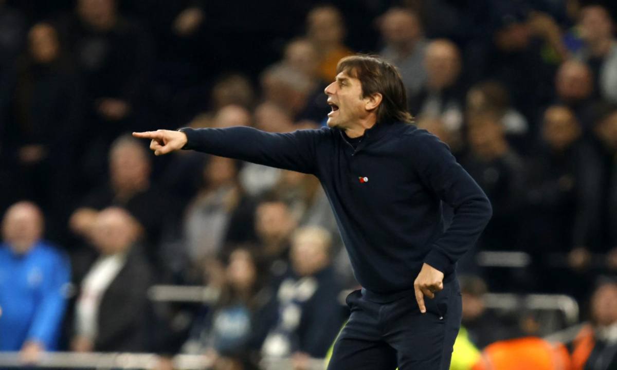 Conte guida i suoi dal difuori del campo