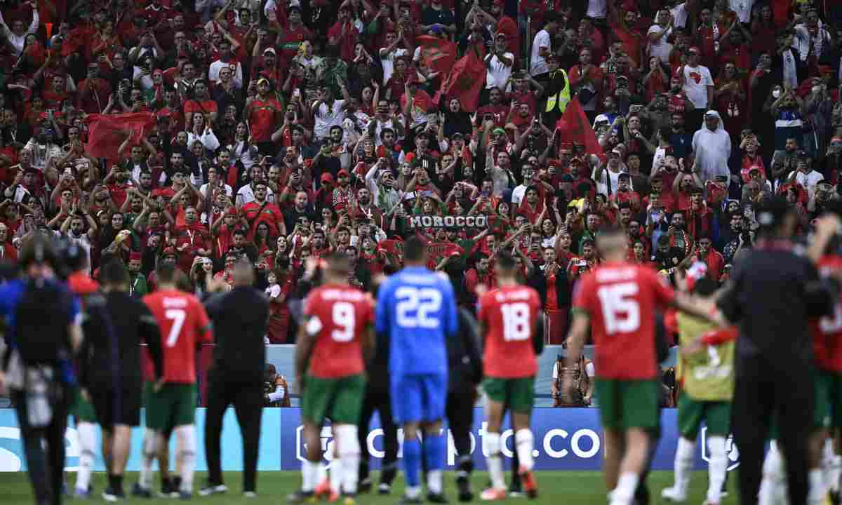 La Nazionale del Marocco che saluta i tifosi al termine del match con la Francia - www.interlive.it
