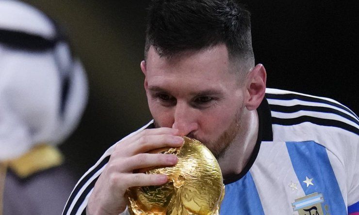 Messi che bacia la Coppa
