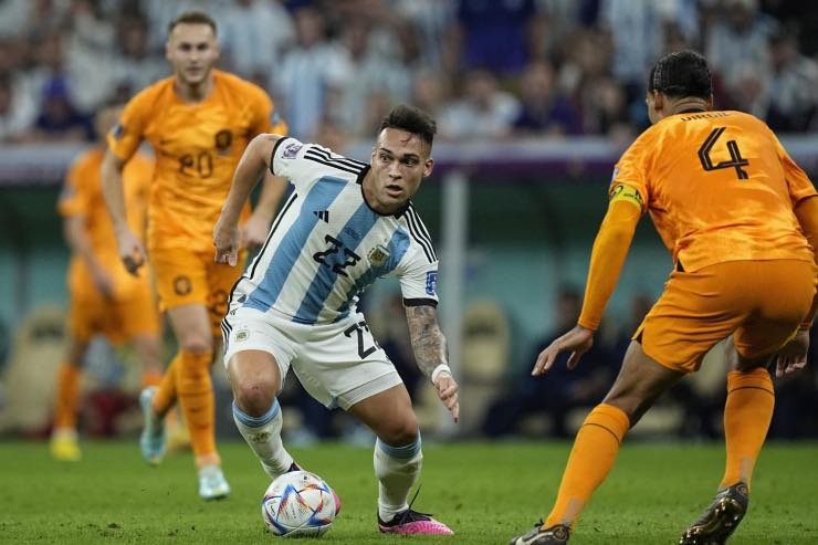 Lautaro in dribbling tra Inter e Atletico