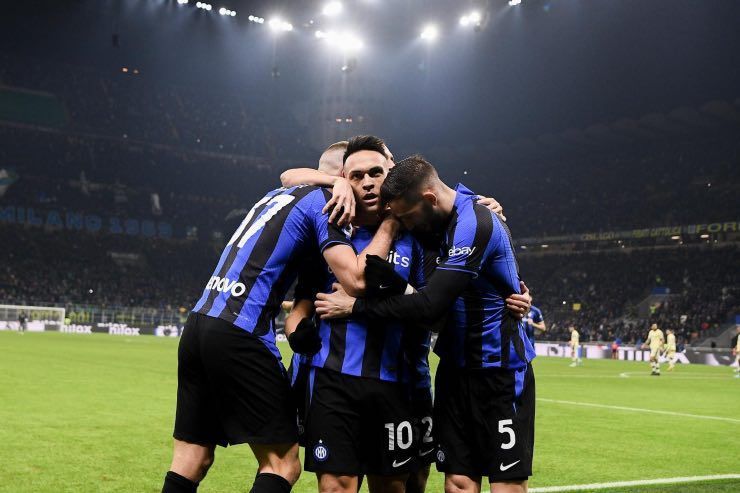 Lautaro esulta col gruppo nerazzurro 