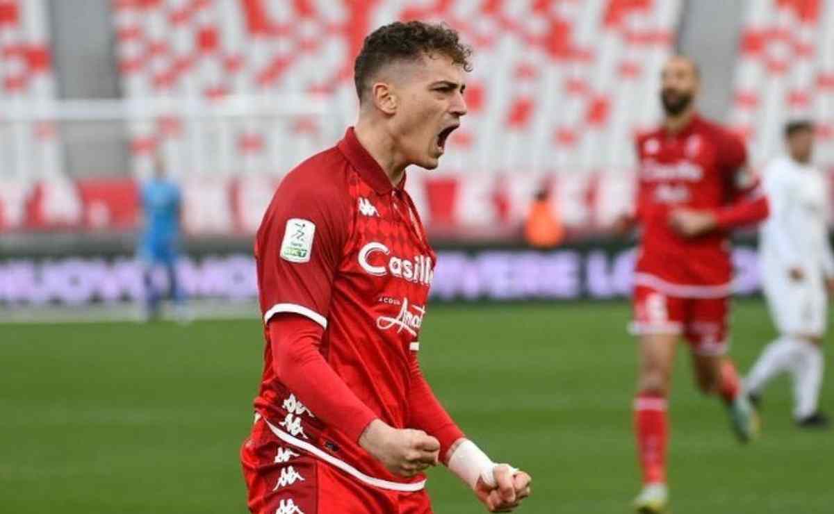 Goal di Esposito con il Bari contro il Cosenza