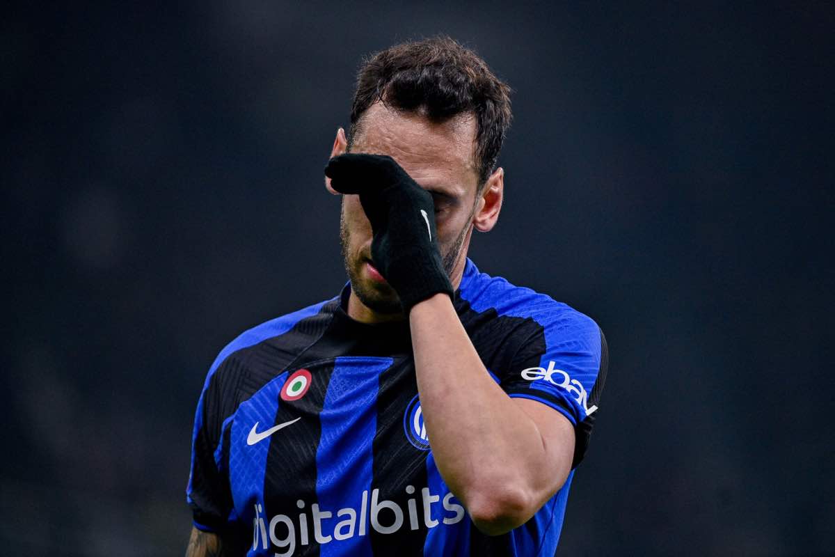 Calhanoglu deriso dai tifosi milanisti