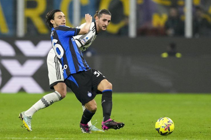 Tocco di mano Rabiot, l'intervento di Calvarese