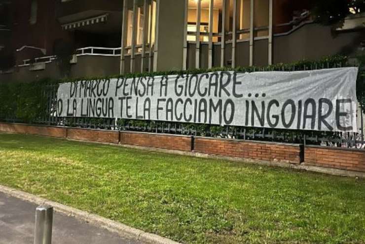 Tifosi del Milan minacciano Dimarco con uno striscione