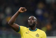 Mano sul cuore e dito per terra come per dire 'Io resto qui': questo il gesto di Lukaku con l'Atalanta