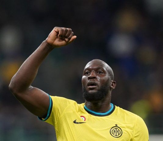 Mano sul cuore e dito per terra come per dire 'Io resto qui': questo il gesto di Lukaku con l'Atalanta