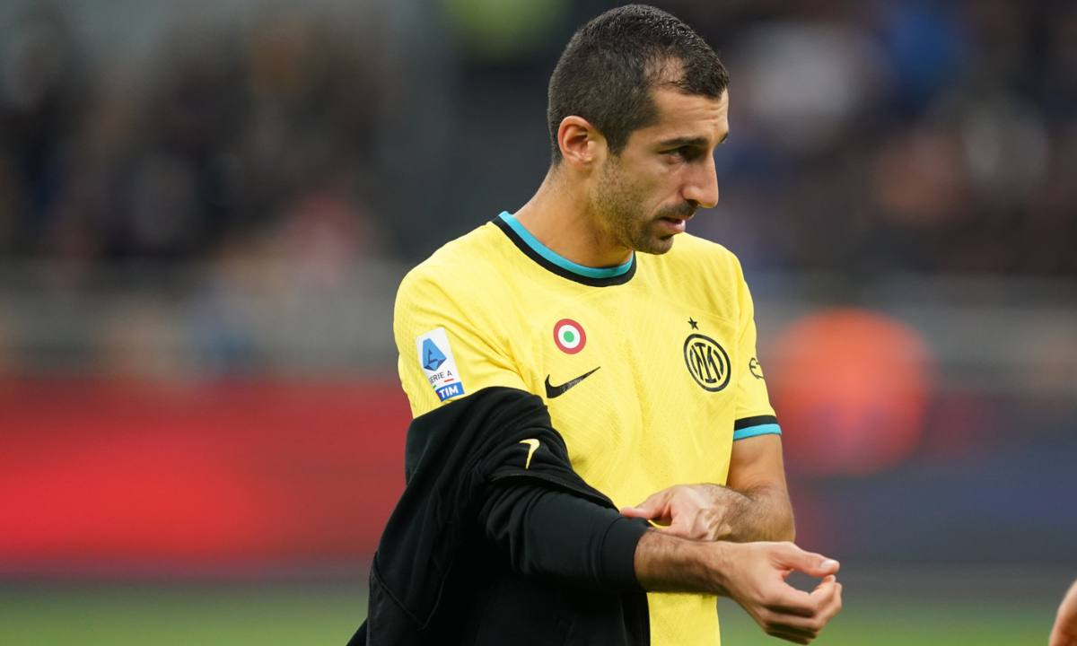 Distrazione muscolare al retto anteriore della coscia sinistra per Mkhitaryan