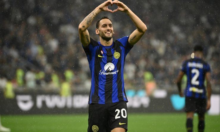 Calhanoglu su Instagram: "Adoro ogni secondo"