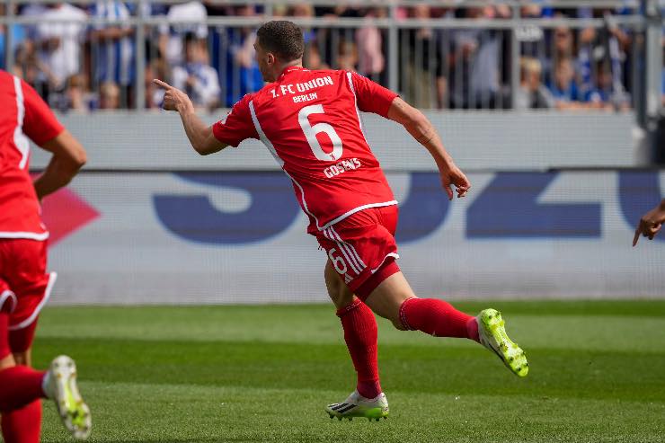 Gosens segna una doppietta all'esordio in Bundesliga