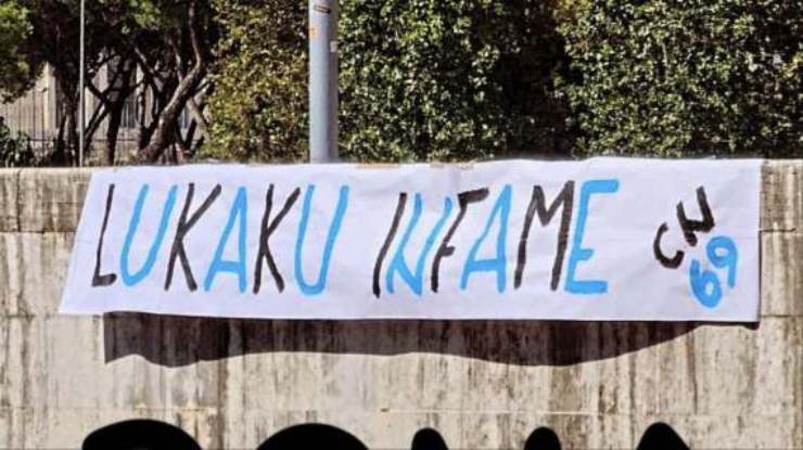 Lo striscione della Curva Nord contro Lukaku 