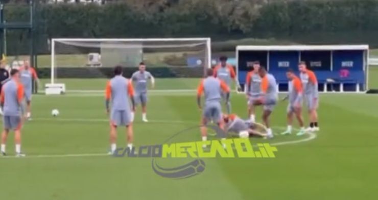 Acerbi atterra Dumfries durante il torello andato in scena alla vigilia di Inter-Salisburgo