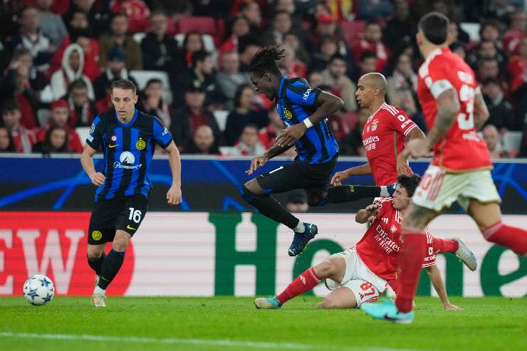 Alti e bassi per Bisseck contro il Benfica