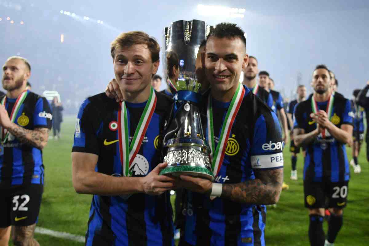 Barella e Lautaro con la Supercoppa italiana 