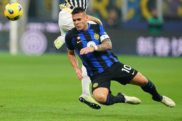 Lautaro mima il morso di Locatelli