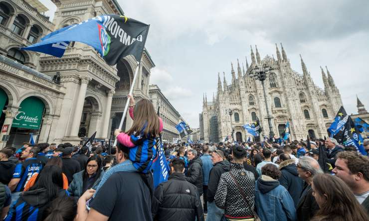 La Coppa Scudetto dell'Inter è esposta nel negozio TIM di Piazza Cordusio