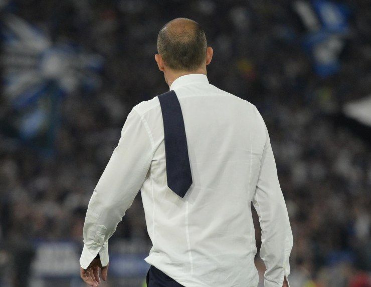 Alex Sandro via insieme ad Allegri