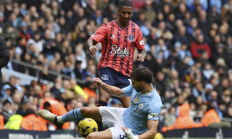 Ashley Young ancora in Premier per un'altra stagione