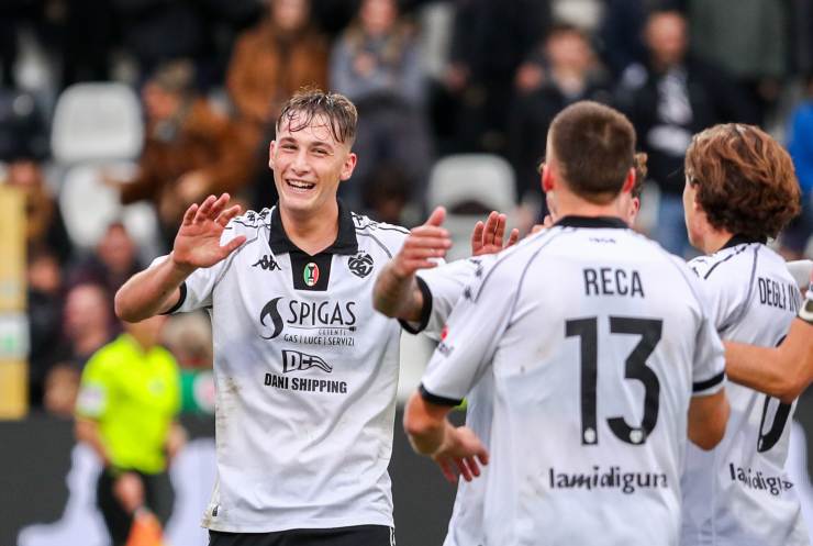 Francesco Pio Esposito esulta dopo un gol